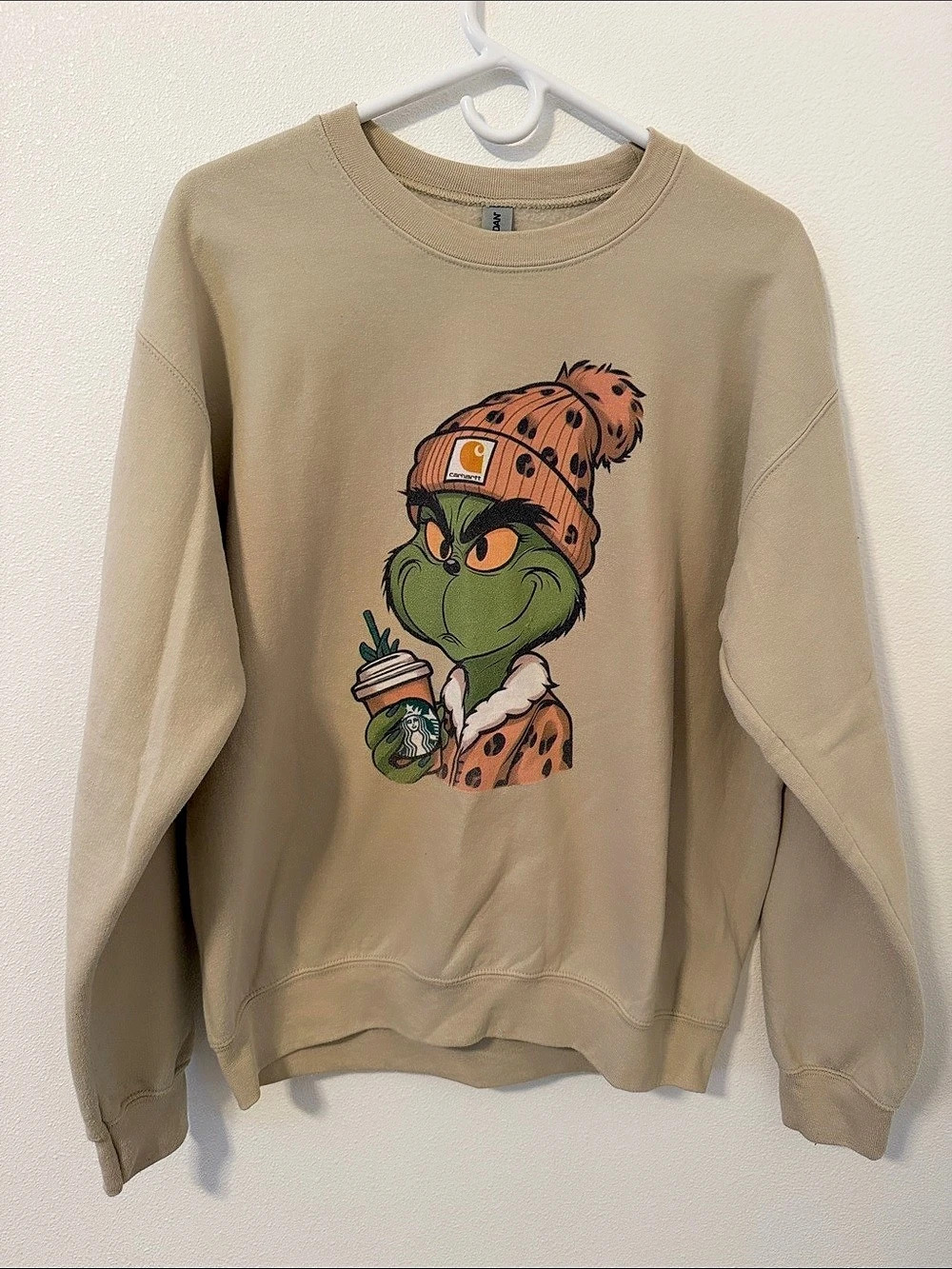 Gildan Grinch Graphic Sweatshirt in Beige Size Medium